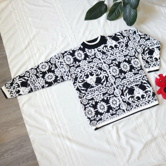 Black and white royal damask patterned sweater - Picture 2 of 8
